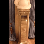 Sculpture d'une sphère cernée par la matière brute